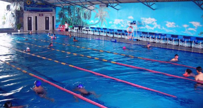 Bên cạnh khu giải trí dưới nước đầy sôi động, chúng ta còn có thể tham gia bơi lội ở khu hồ bơi khang trang, sạch sẽ