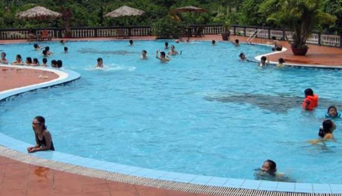 Bể bơi có hệ thống trang thiết bị hiện đại và các loại thiết bị cứu trợ đồng bộ